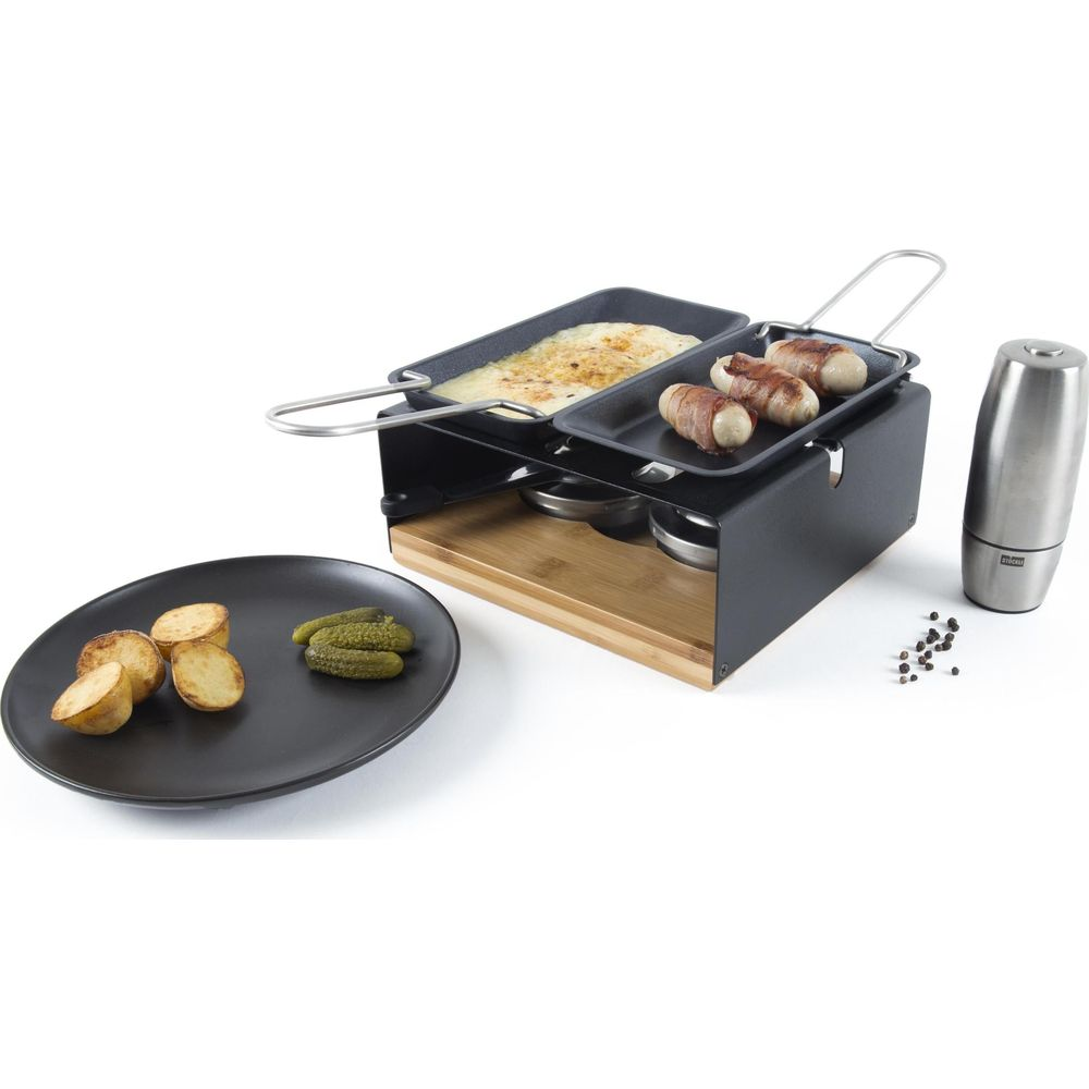 Grill da raclette con formaggio, salsicce avvolte in pancetta, patate.