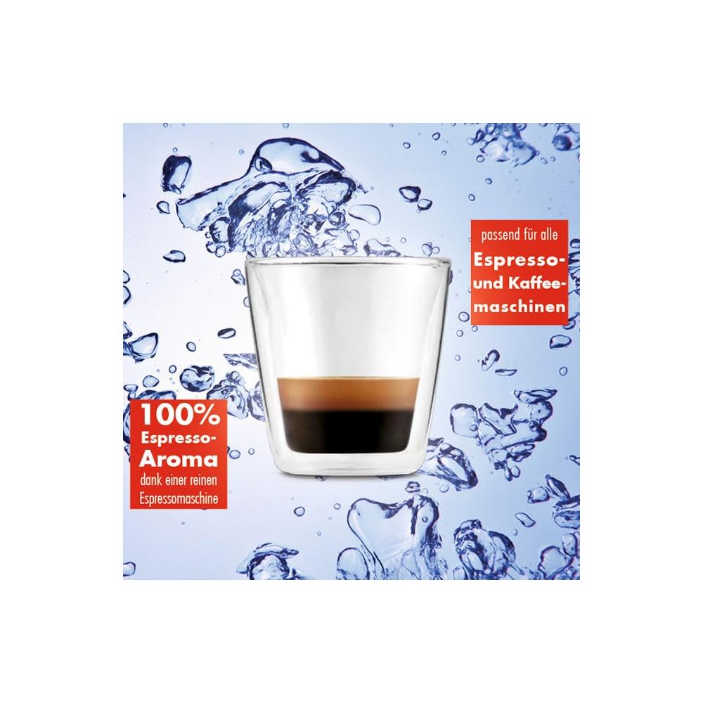 Ein Glas Espresso steht vor einem Hintergrund aus Wasserblasen.
