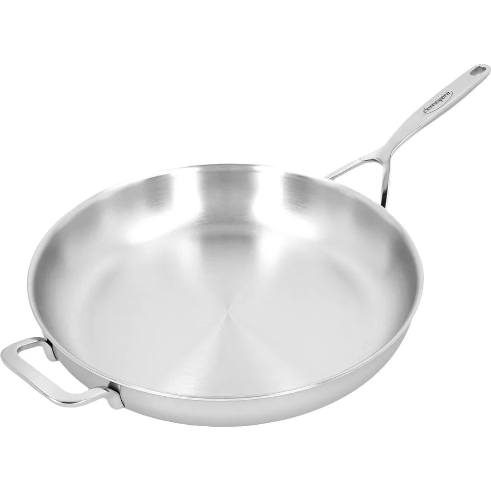 Eine silberne Bratpfanne mit zwei Griffen und polierter Oberfläche.
