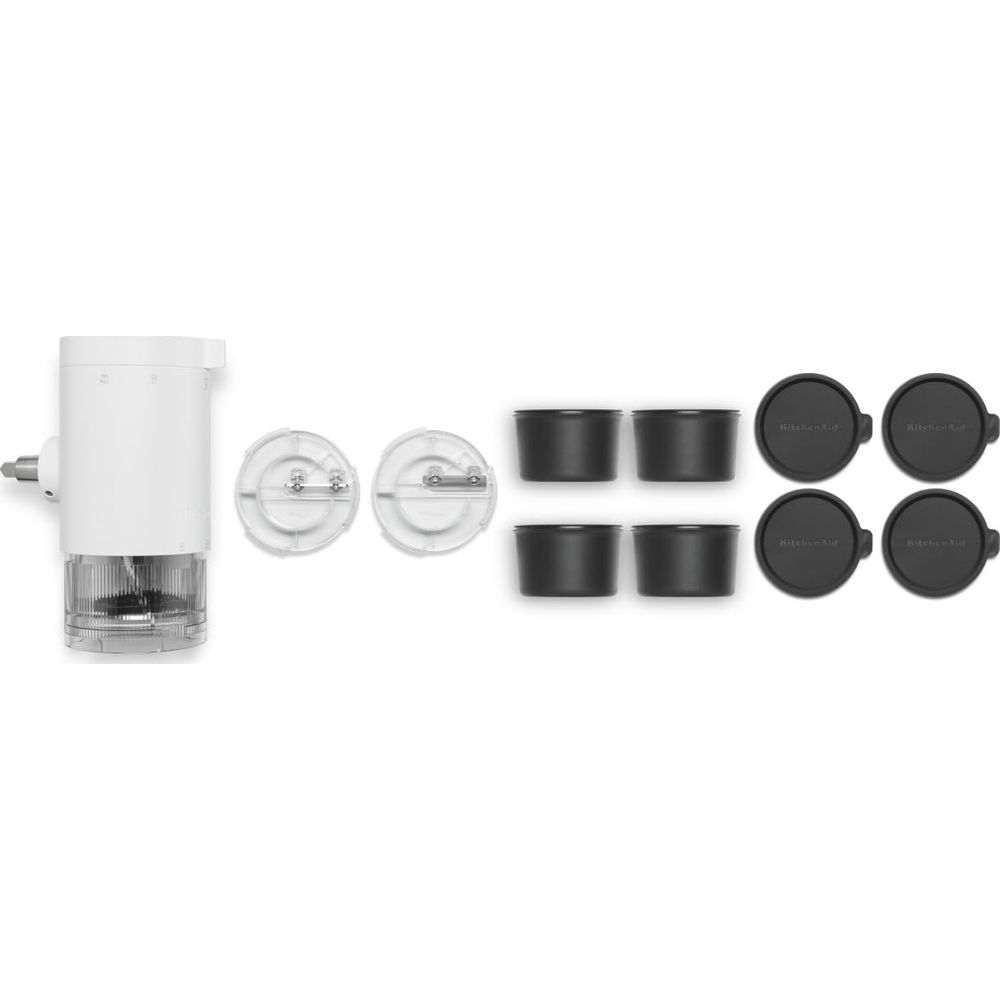 Ein weißer Küchenmixer mit Zubehör: Schneidscheiben, Behälter und Deckel.