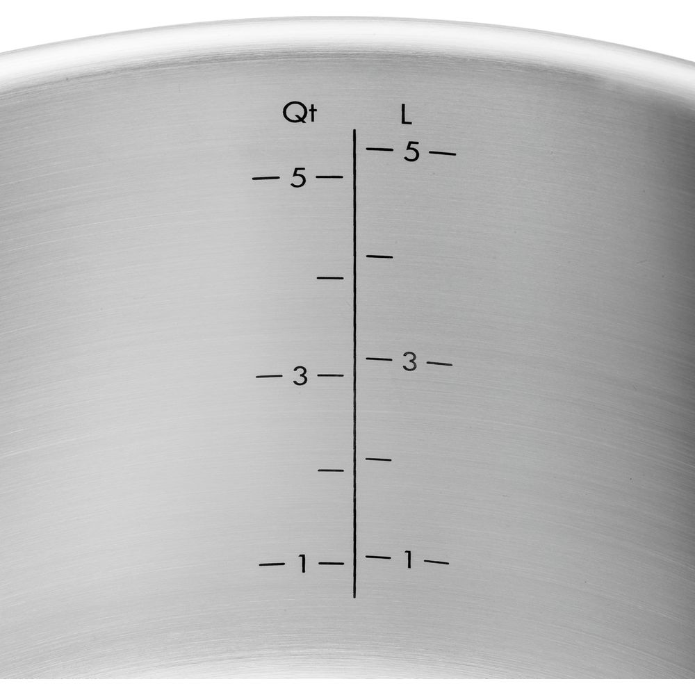 Casserole en acier inoxydable avec marquages de mesure en litres et quarts.