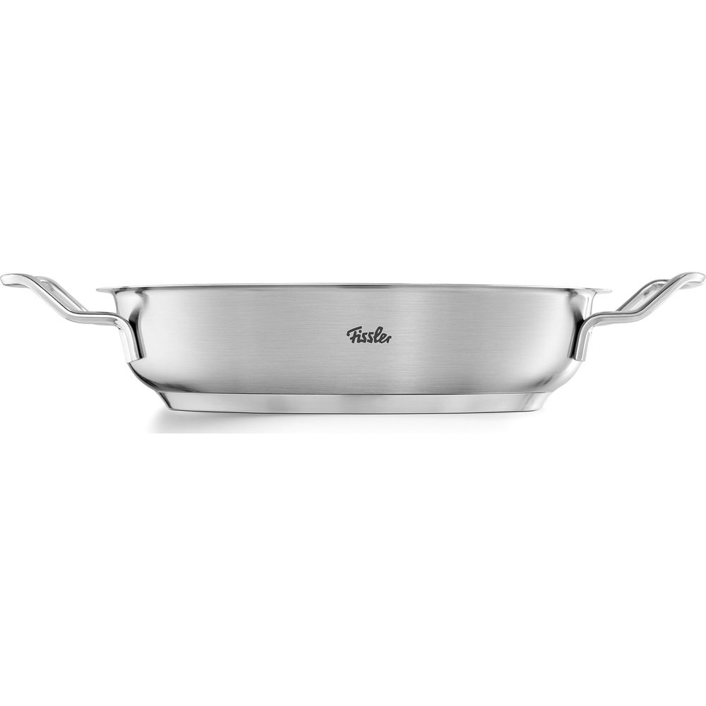 Una padella Fissler argentata con due manici su sfondo bianco.