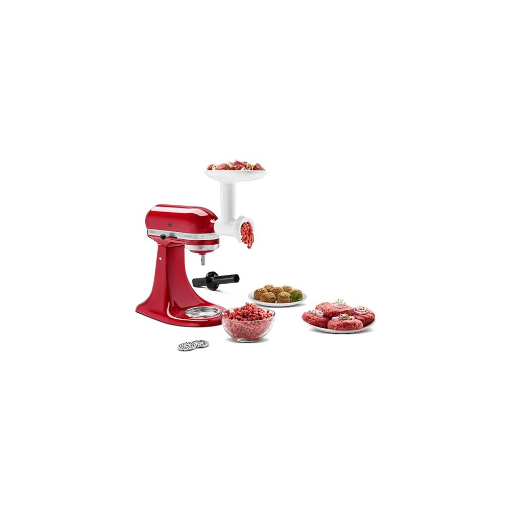 Accessorio rosso per impastatrice trita carne. Polpette e hamburger su piatti.