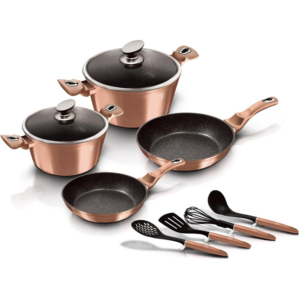 Juego de utensilios de cocina en oro rosa con dos ollas, dos sartenes y utensilios.