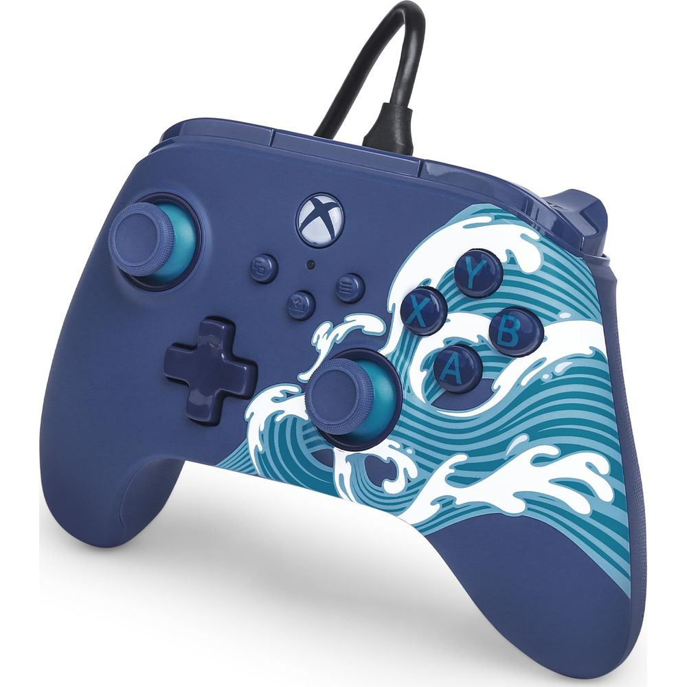 Un controller Xbox blu scuro con design a onde e cavo nero.