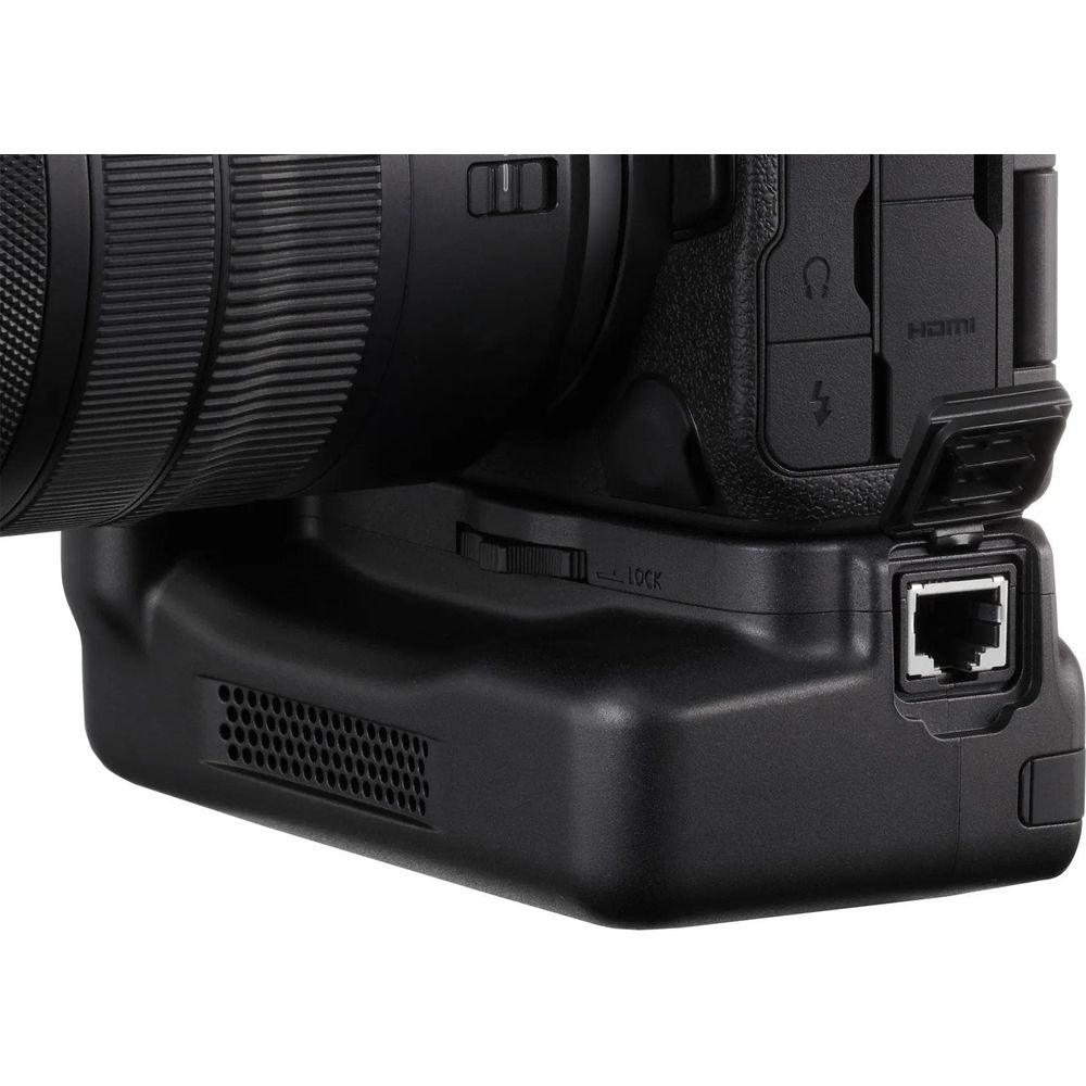 Zbliżenie czarnego aparatu z uchwytem baterii. Widoczny jest port.