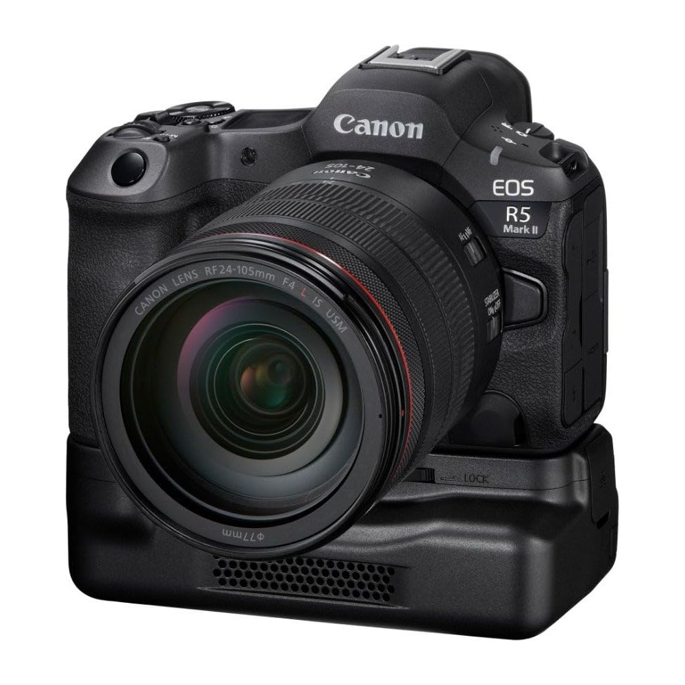 Czarny aparat Canon EOS R5 Mark II z obiektywem RF 24-105mm i uchwytem baterii.