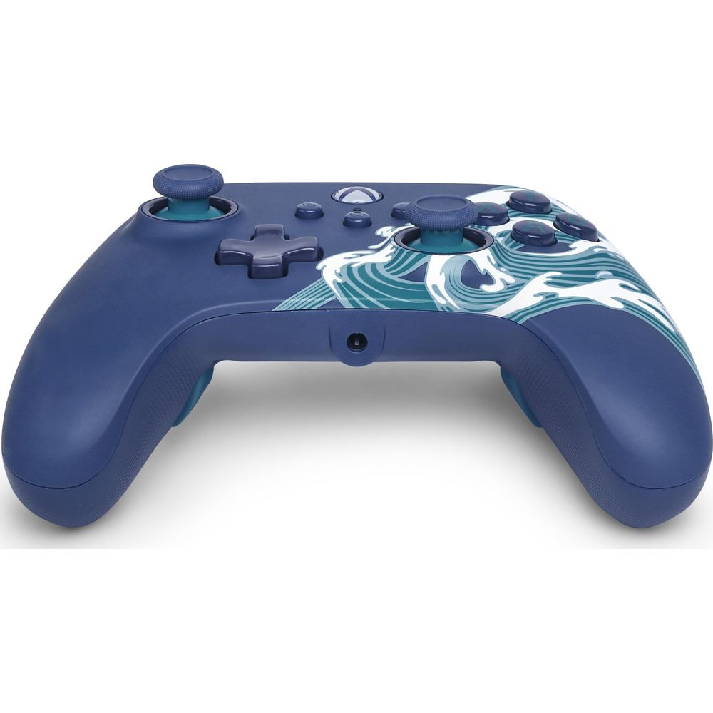 Un controller di gioco blu con un design a onde bianche e turchesi.