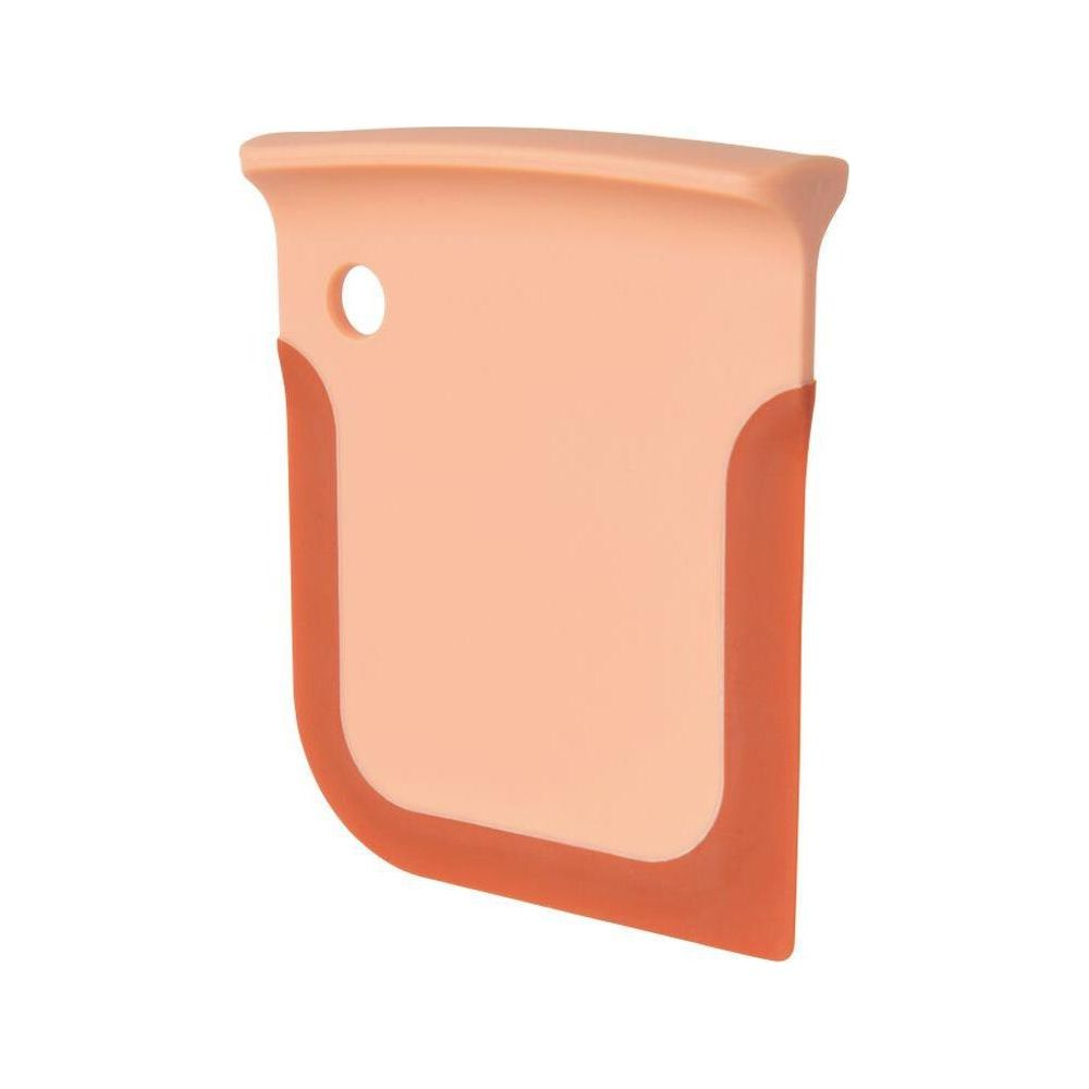 Ein pfirsichfarbener Silikon-Schaber mit orangefarbenem Rand und Loch.