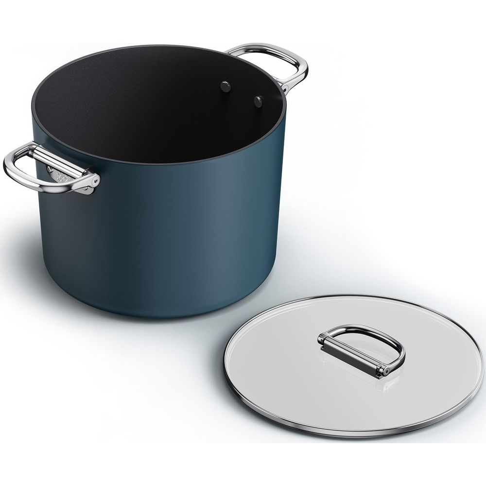 Niebieski garnek z dwoma uchwytami i szklaną pokrywką obok.