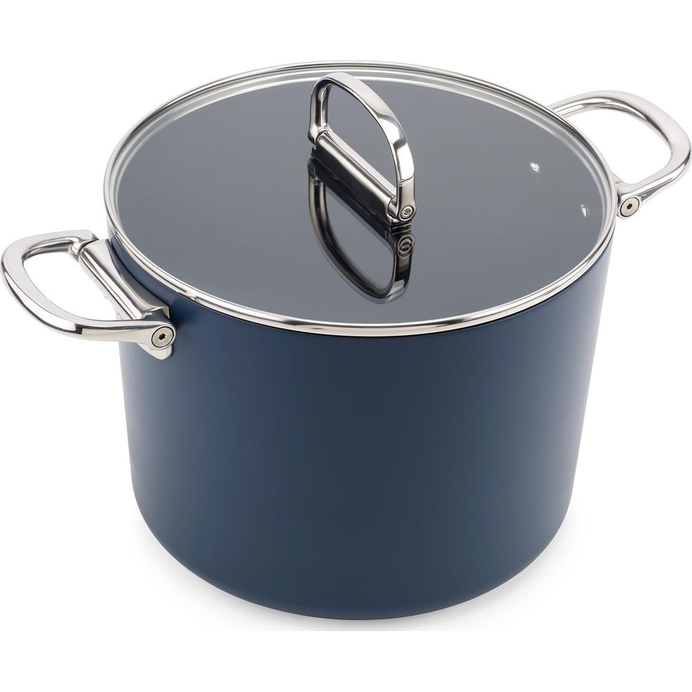 Ciemnoniebieski garnek z szklaną pokrywką i dwoma metalowymi uchwytami.