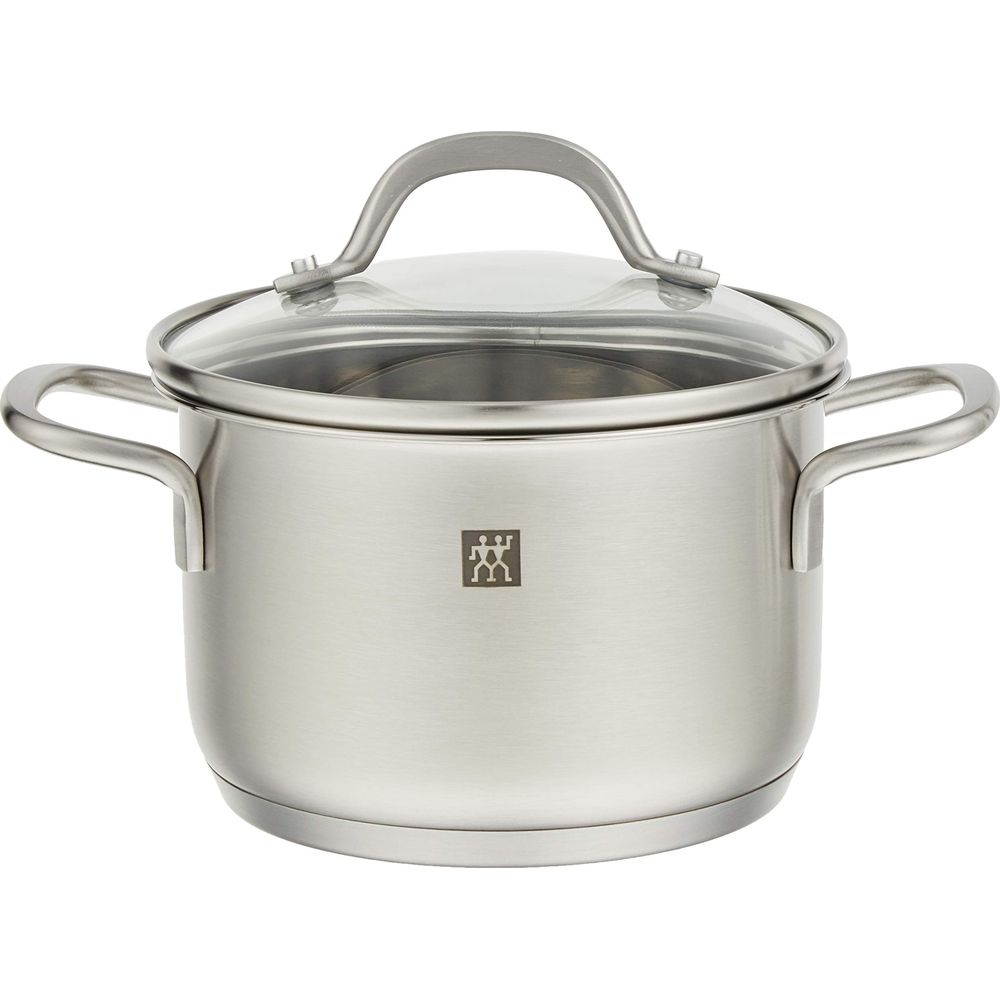 Casserole en acier inoxydable avec couvercle en verre et deux poignées.