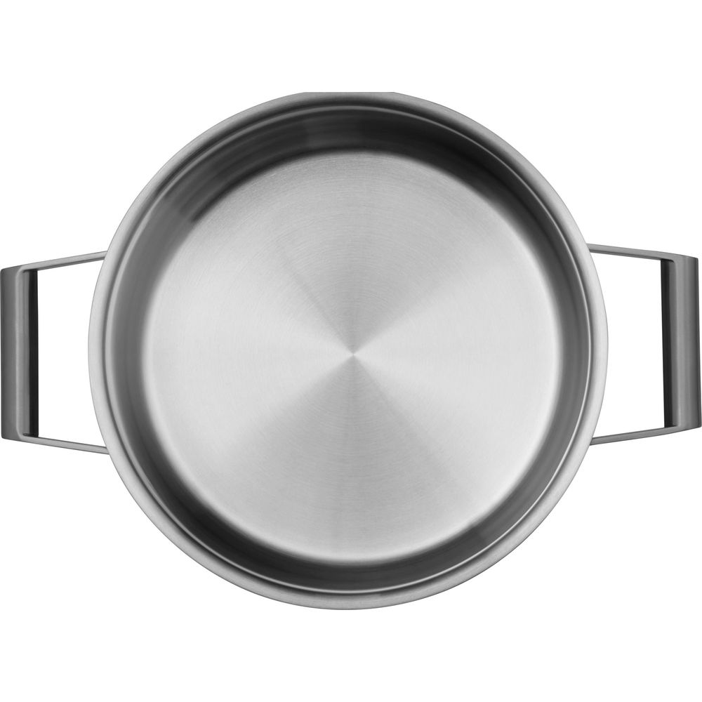 Vue de dessus d'une cocotte en métal brillant avec deux poignées argentées sur les côtés.