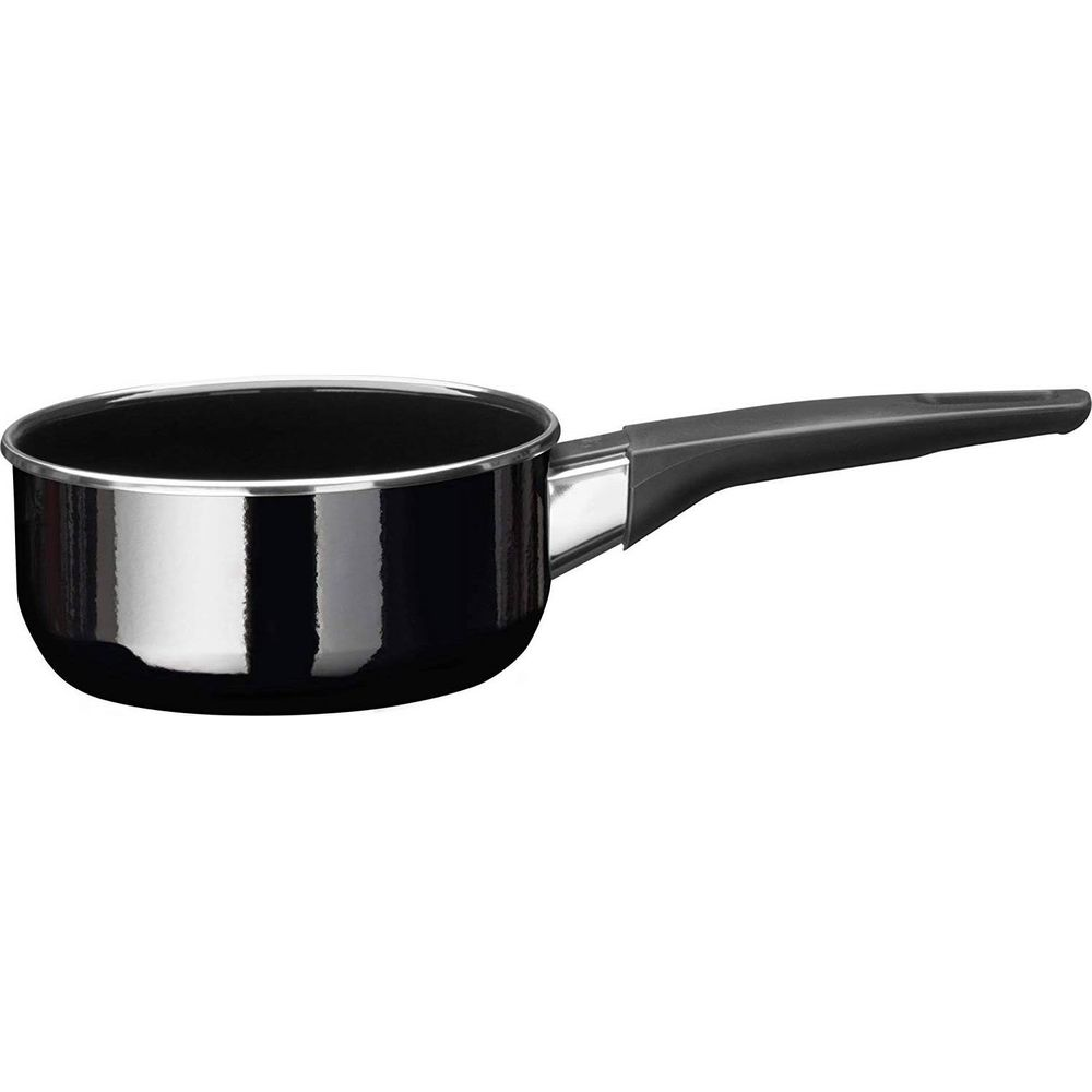 Une casserole noire avec un long manche noir et un rebord argenté.