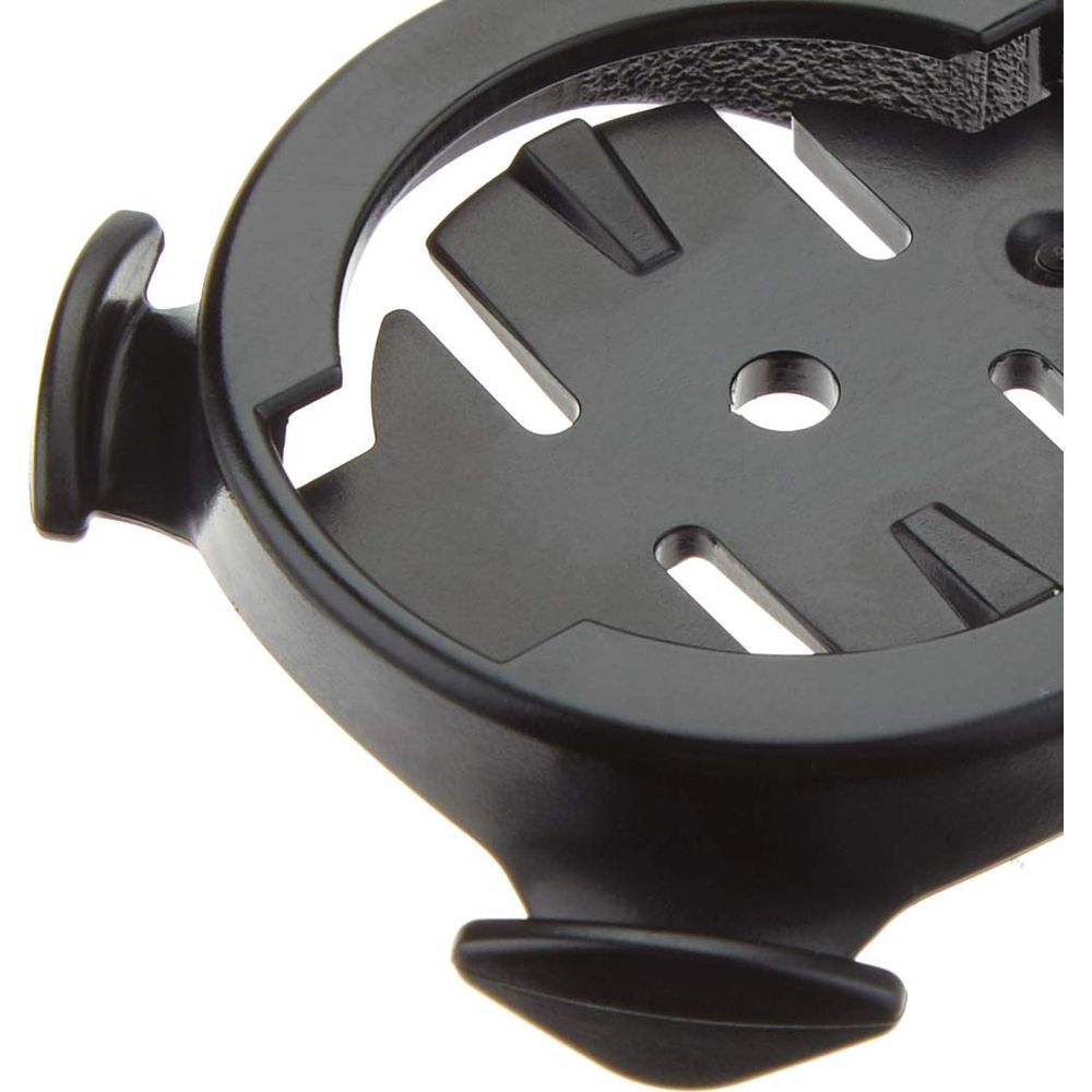 Un soporte negro para ciclocomputador con ranuras y orejetas. Vista cercana.