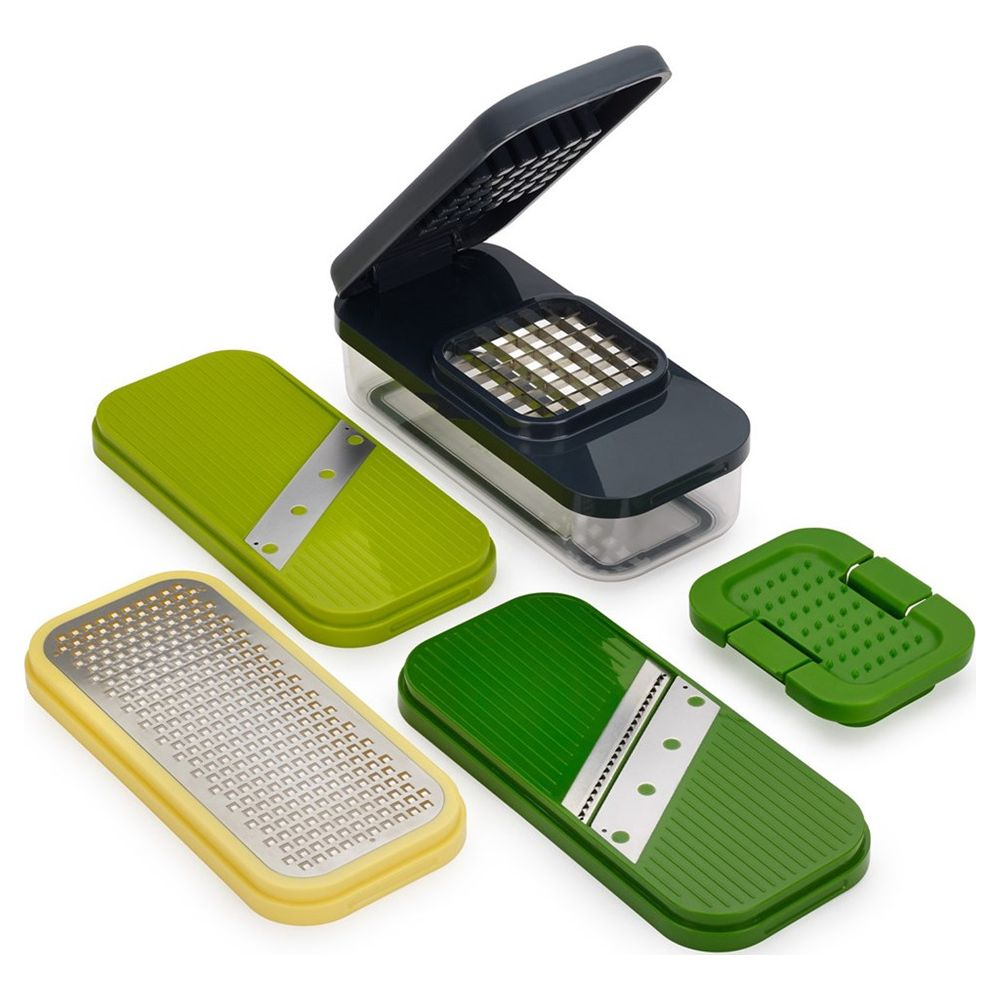 Set di utensili da cucina con vari accessori: affettatrice, grattugia e tritacarne.