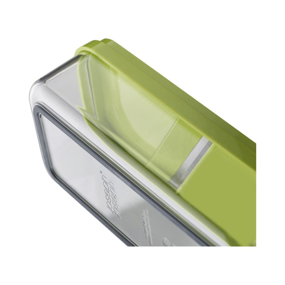 Contenitore verde con coperchio trasparente, primo piano del manico.