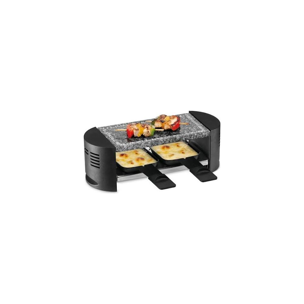Ein Tischgrill mit zwei Pfannen und Grillgut auf Steinplatte.
