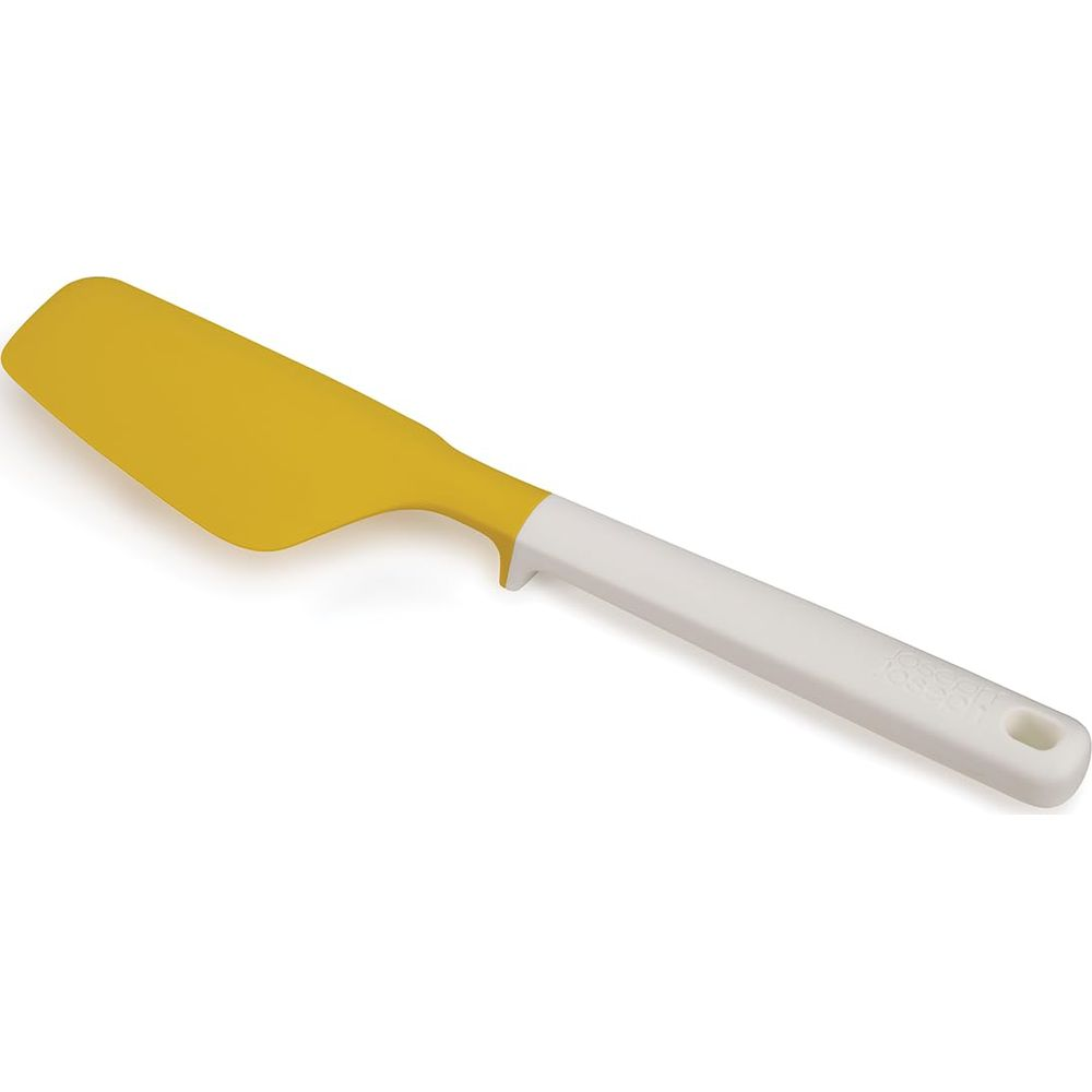 Beyaz saplı sarı mutfak spatulası beyaz zeminde duruyor.