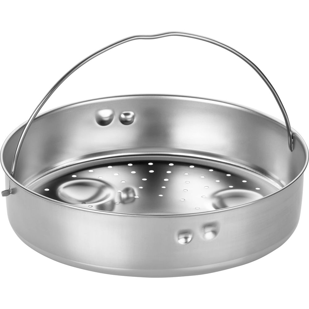 Ein silberner Dampfkorb aus Metall mit Henkel und Löchern im Boden.