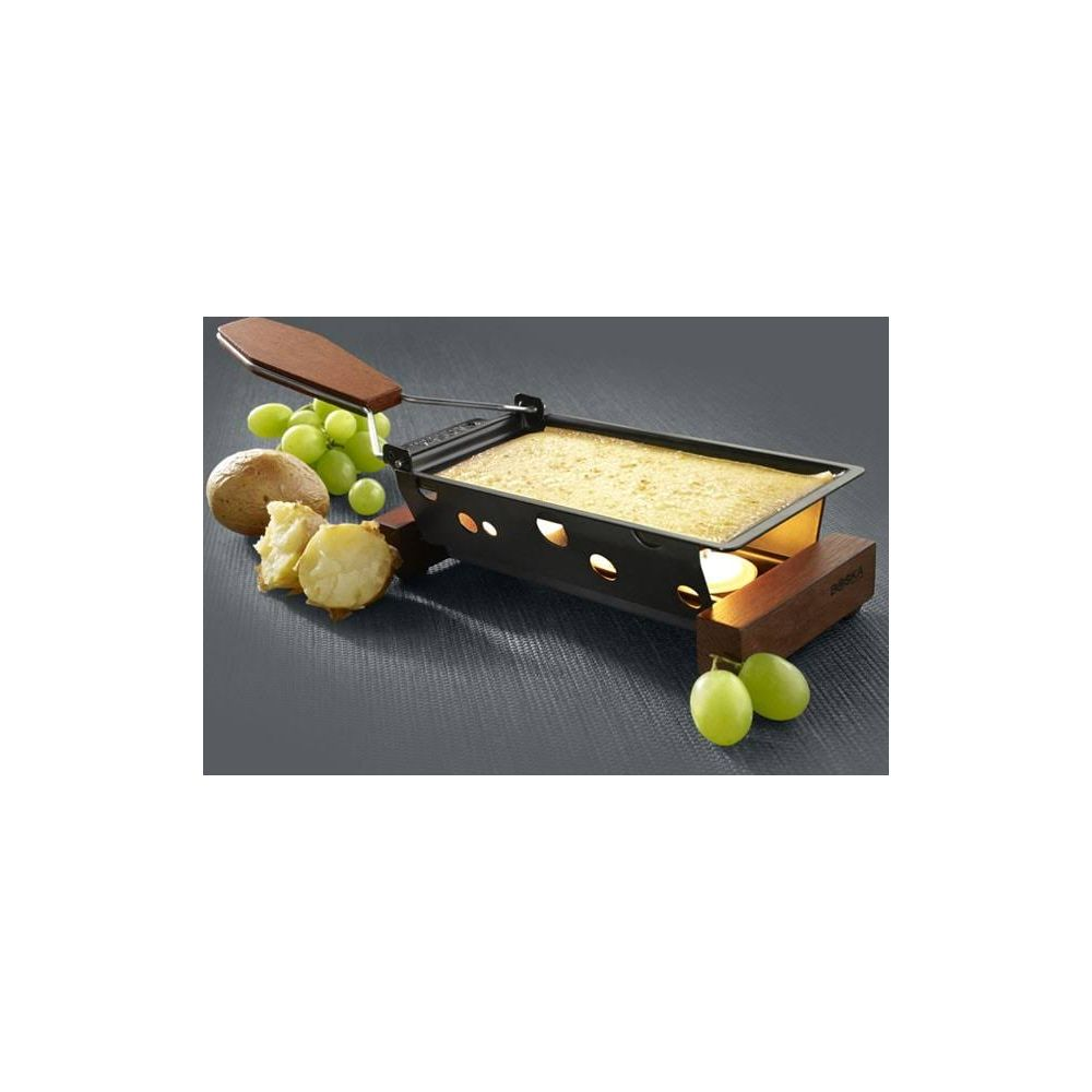 Una griglia per raclette con formaggio fuso, pane, patate e uva.