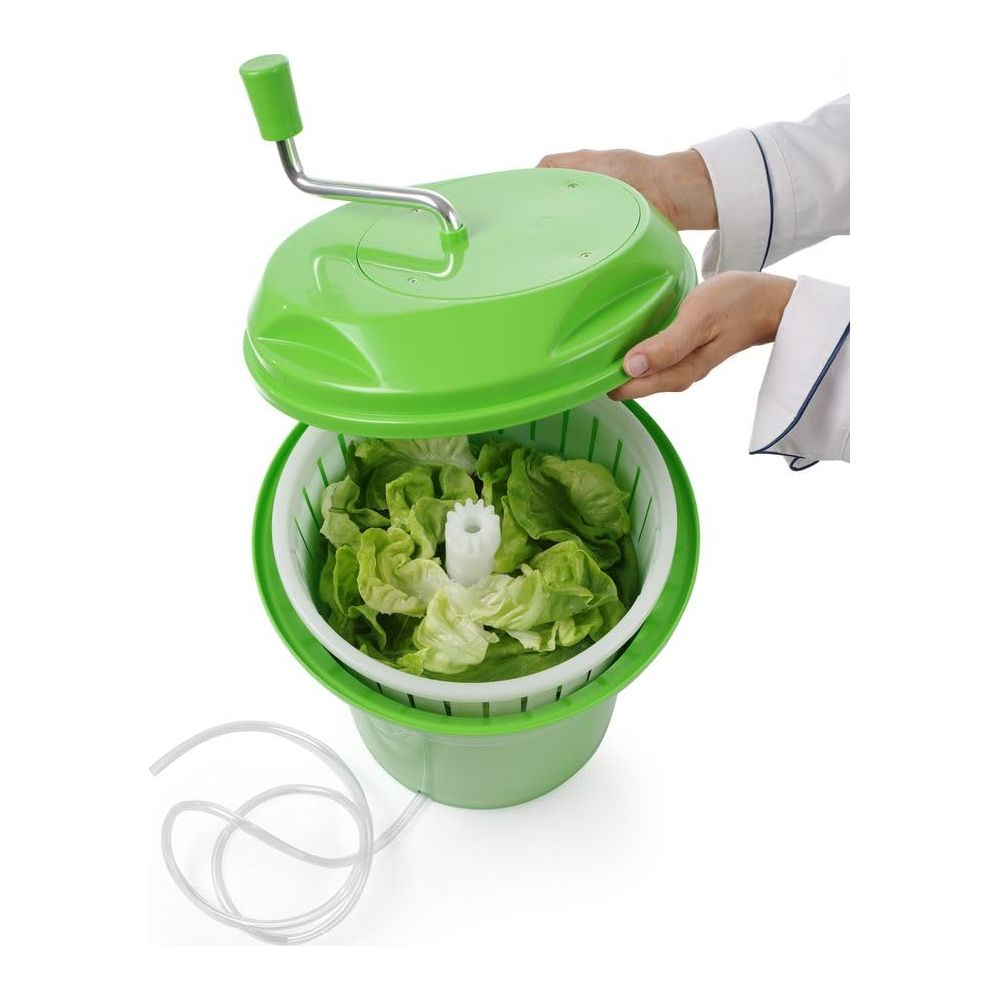 Centrifuga per insalata verde con lattuga, tenuta dalle mani, con tubo di scarico.