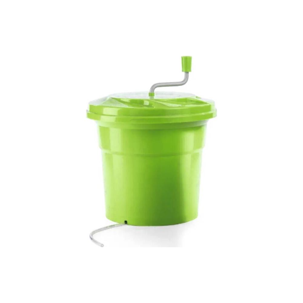 Una centrifuga per insalata verde con manovella su sfondo bianco.
