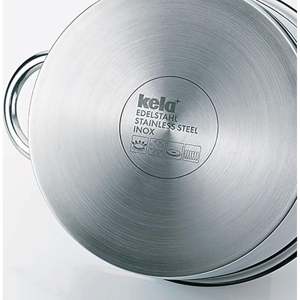 Zbliżenie dna garnka ze stali nierdzewnej z logo Kela i symbolami.