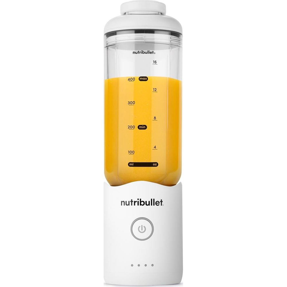 Ein weißer Nutribullet Mixer mit gelbem Saft, Messskala und Power-Knopf.