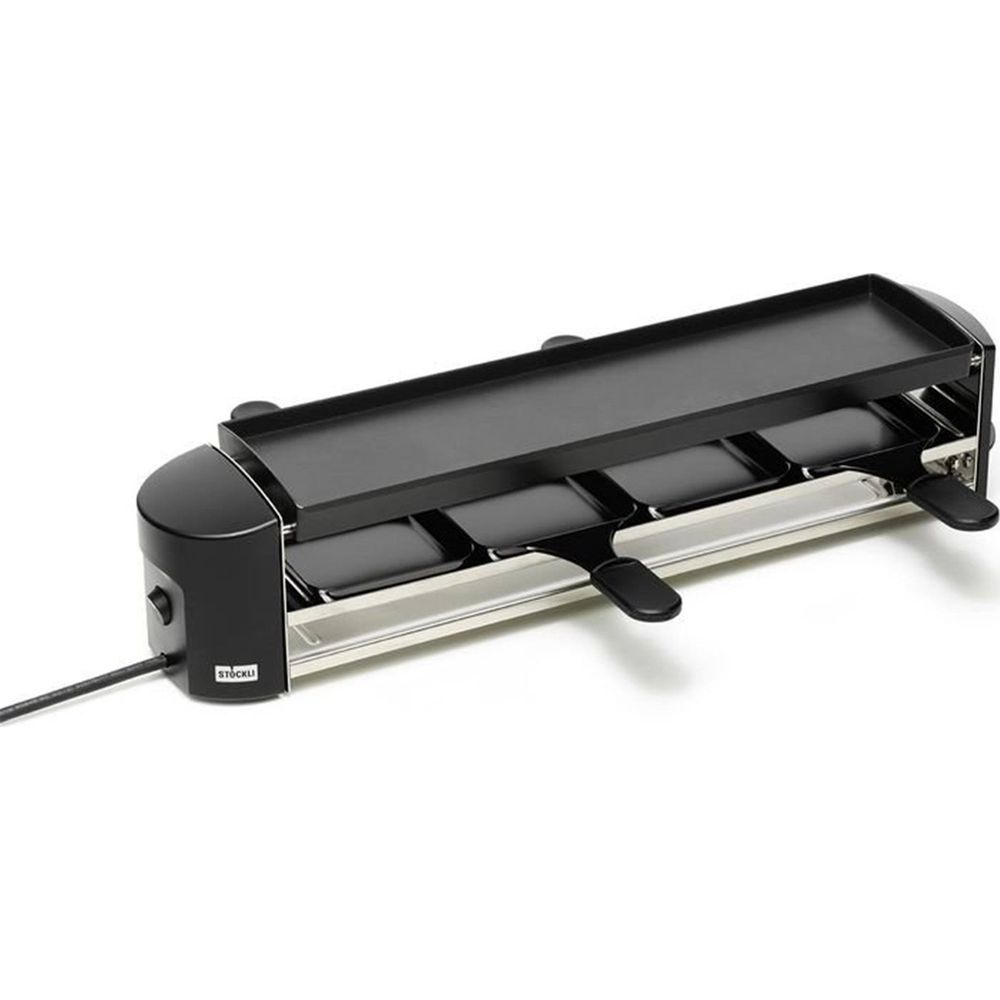 Una griglia per raclette nera con piastra e quattro padelle.