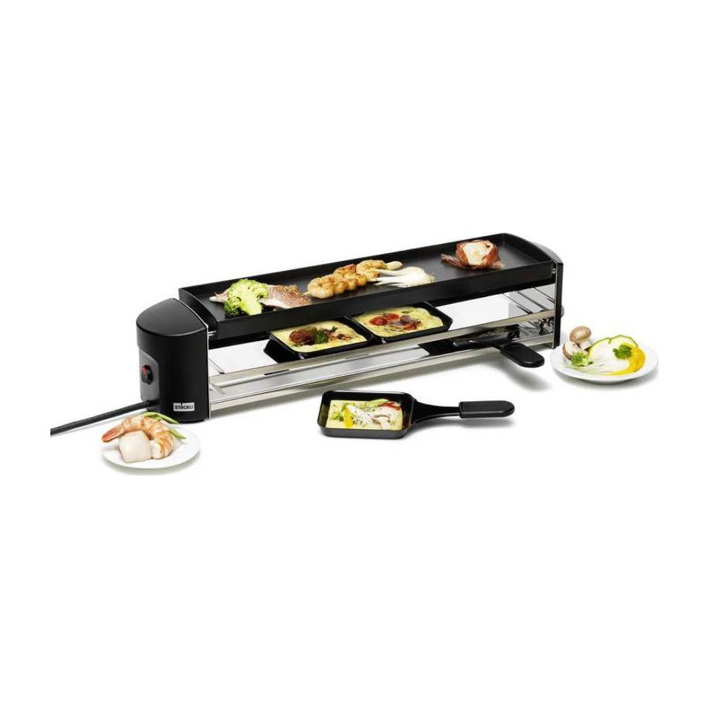 Una griglia per raclette con cibi tra cui gamberi, broccoli, carne e formaggio.