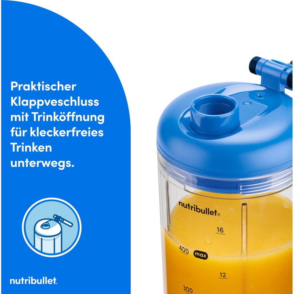 Nutribullet Becher mit blauem Deckel und orangefarbenem Saft. Praktischer Klappverschluss.
