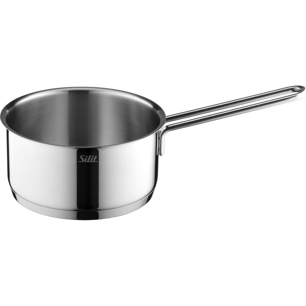 Eine glänzende Edelstahlsauce mit einem langen Griff, auf weißem Hintergrund.