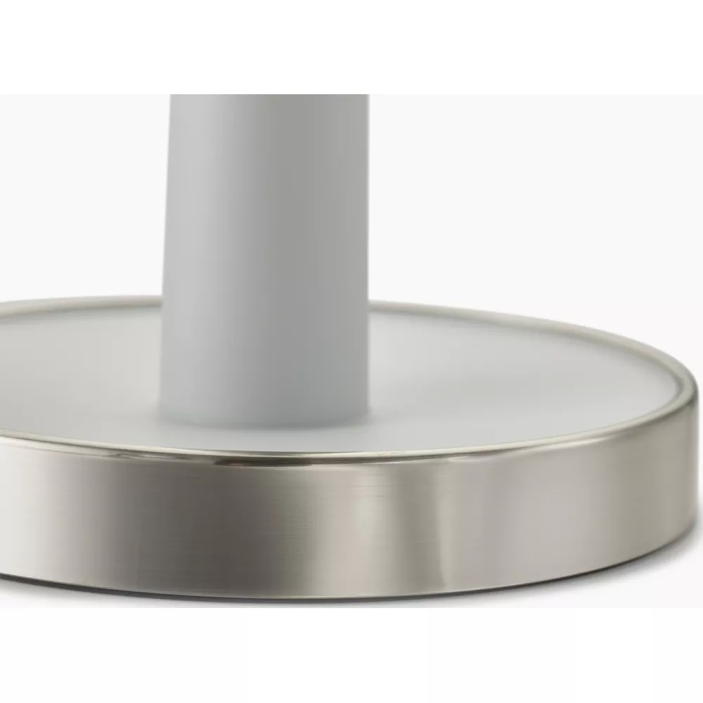 Una base argentata con un pezzo centrale cilindrico bianco.