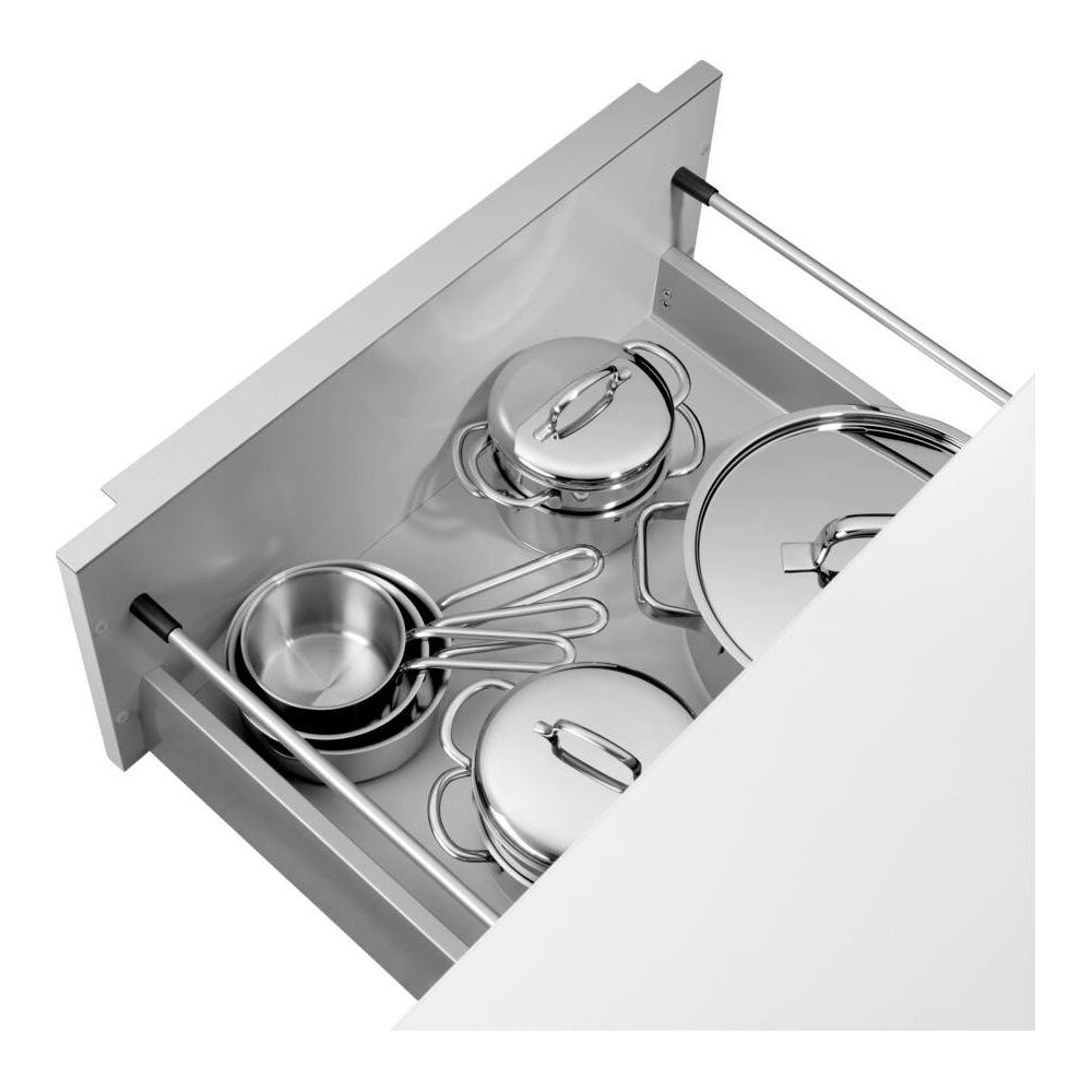 Un tiroir de cuisine ouvert contenant plusieurs casseroles et poêles en inox.
