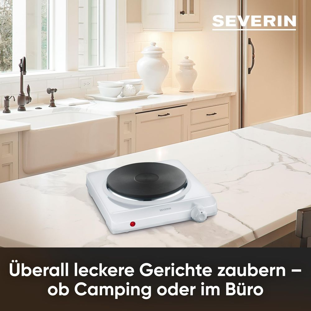 Biała przenośna kuchenka elektryczna z czarną płytą na marmurowym blacie.