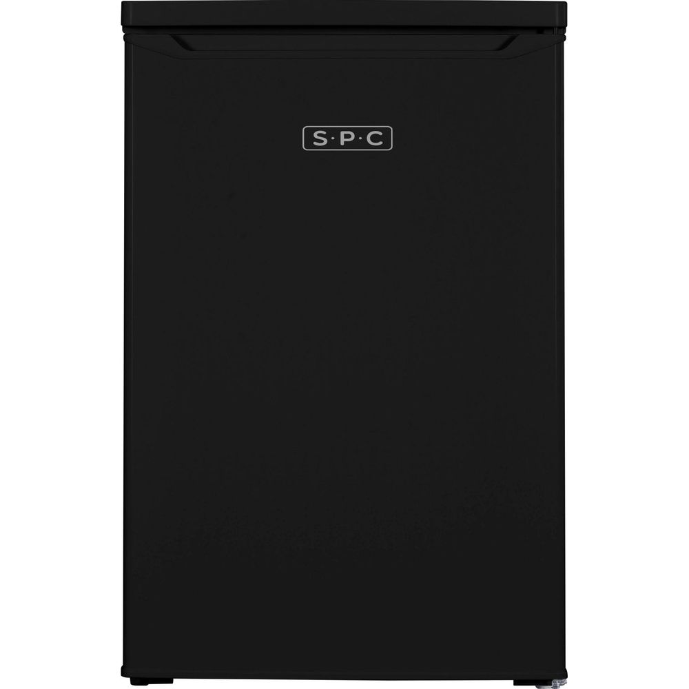 Schwarzer Kühlschrank mit SPC-Logo oben links.