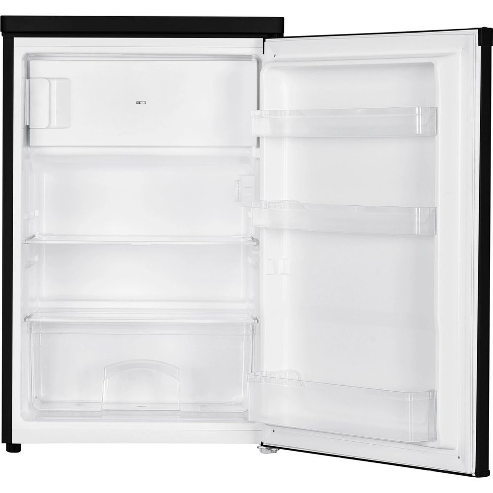 Ein leerer, geöffneter Kühlschrank mit weißen Regalen und transparenten Schubladen.