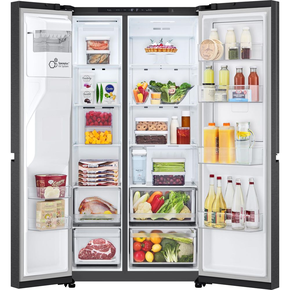 Ein offener Kühlschrank mit Lebensmitteln auf allen Regalen. Links sind Eis und verpackte Lebensmittel. Rechts sind Obst, Gemüse, Getränke und Molkereiprodukte.