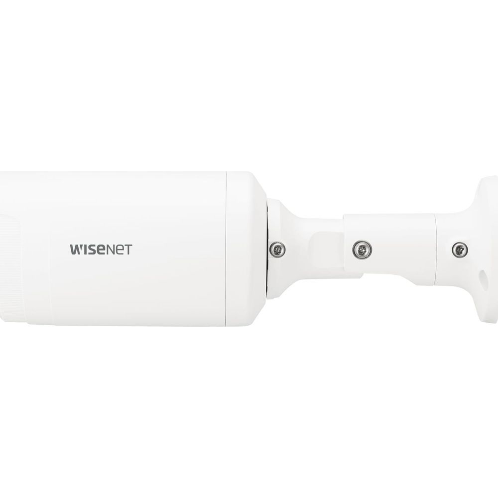 Una telecamera di sicurezza bianca Wisenet è mostrata su sfondo bianco.