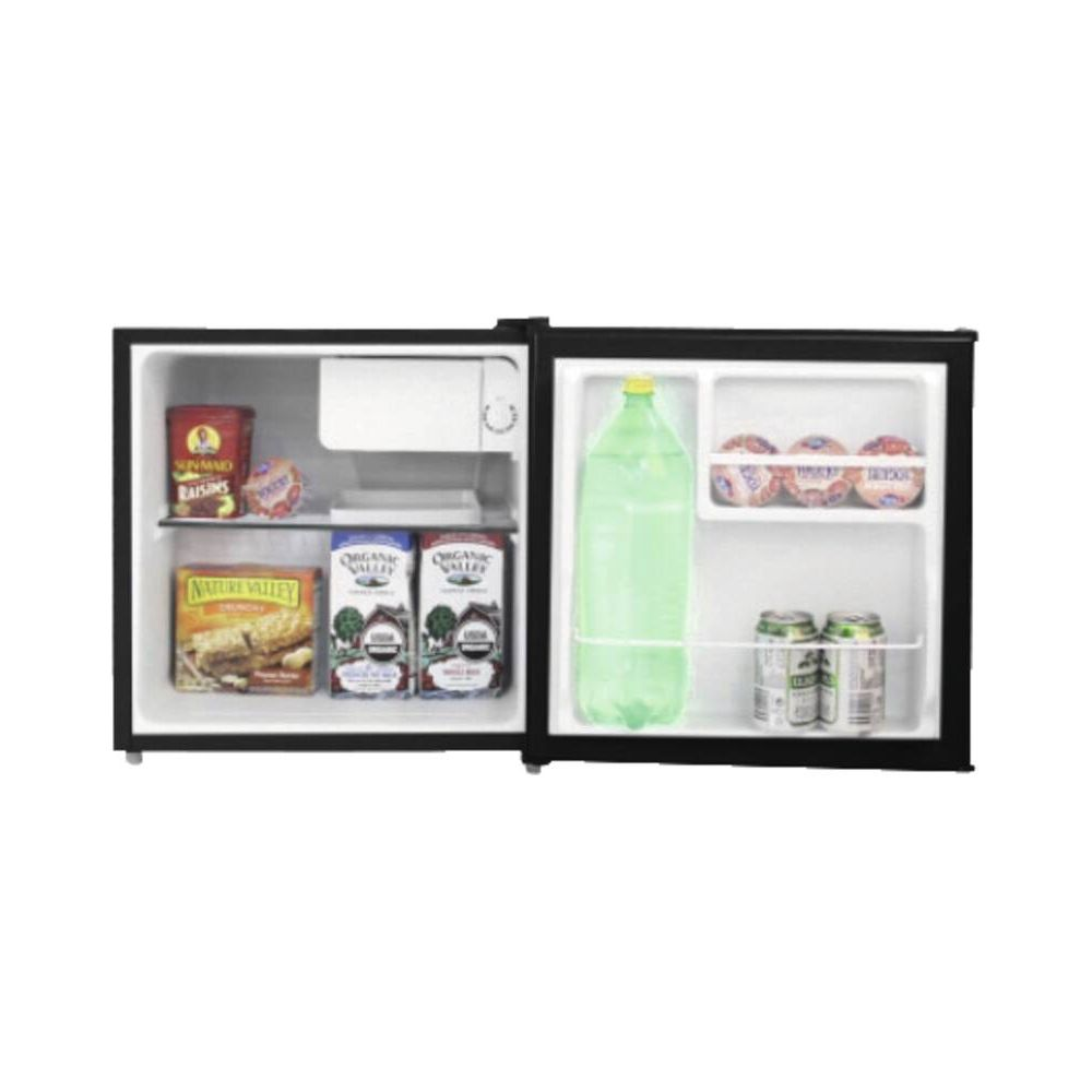 Ein kleiner Kühlschrank mit einer Flasche Limonade, Dosen und Snacks.