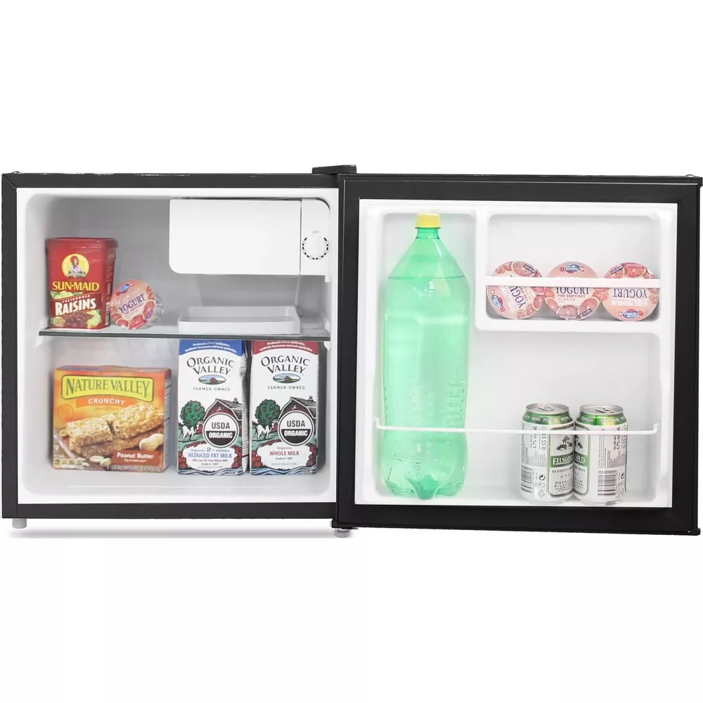 Ein offener Minikühlschrank mit Joghurt, Milch, Saft und Dosen.