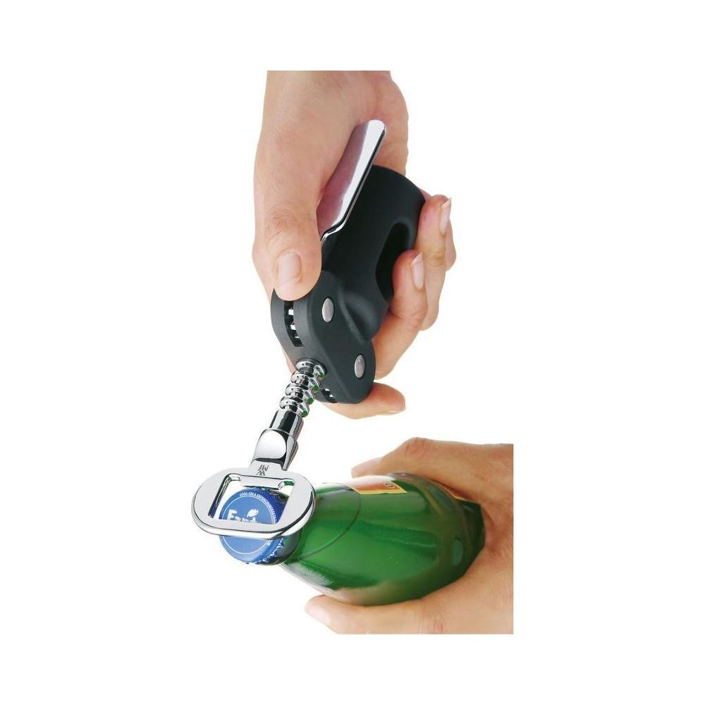 Eine Hand benutzt einen Korkenzieher, um eine Flasche zu öffnen.