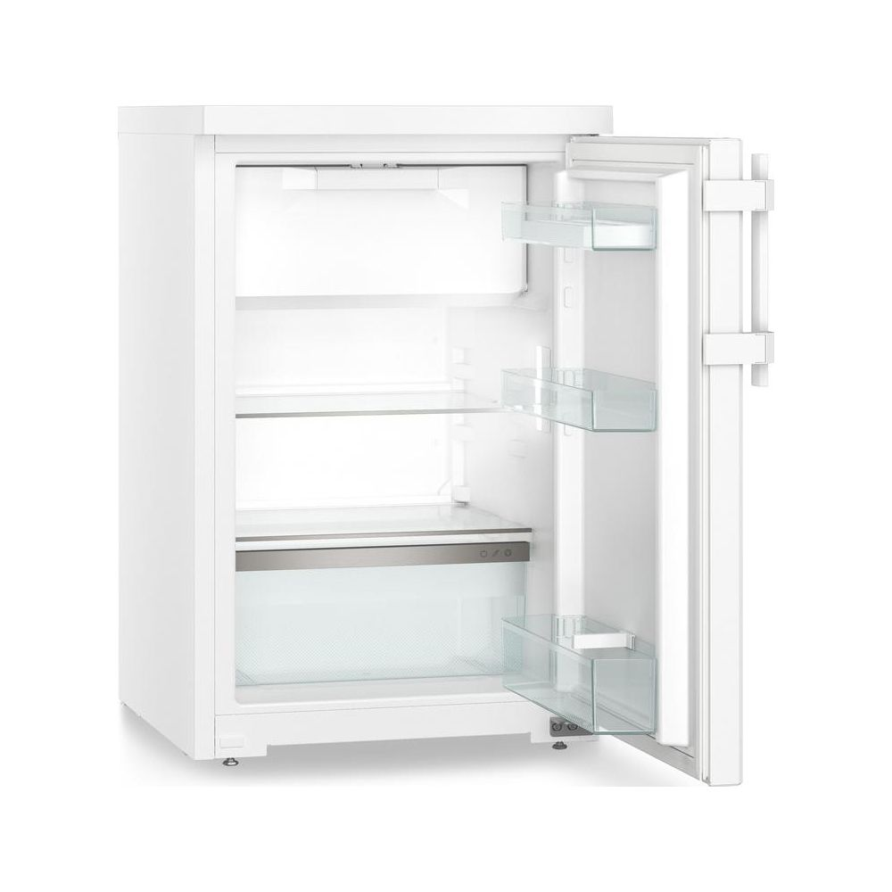 Ein weier Kählschrank mit geöffneter Tür und Glasablagen.
