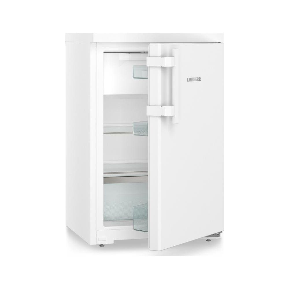 Ein weißer Kühlschrank mit offener Tür und Glasablagen.