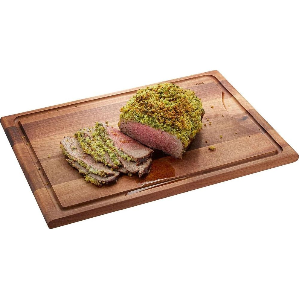 Gerösteter Braten mit Kruste, auf einem Holzbrett in Scheiben geschnitten.