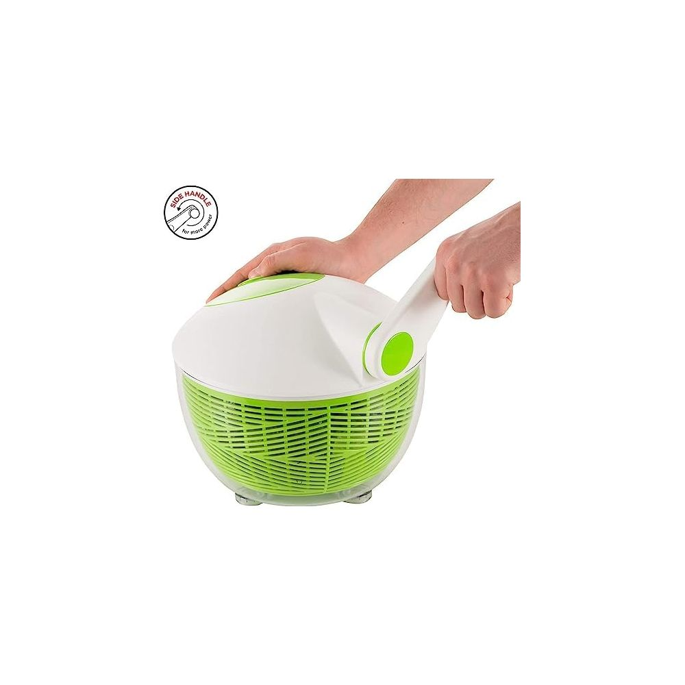 Grüner Salattrockner mit weißem Deckel und seitlichem Griff, der von Händen bedient wird.