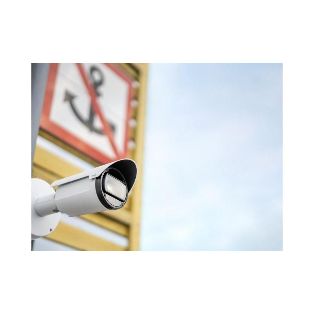 Biała kamera bezpieczeństwa zamontowana na słupie, za nią znak zakazu kotwiczenia.