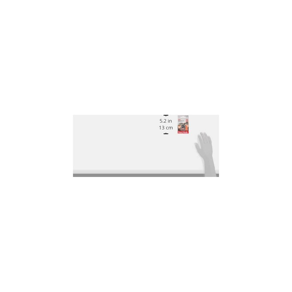 Eine Hand hält eine Sandisk-Speicherkarte vor einem weißen Hintergrund.