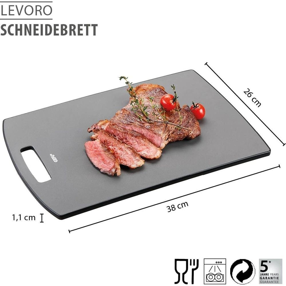 Graues Schneidebrett mit Steak, Tomaten und Kräutern. Maße: 38x26x1,1 cm.